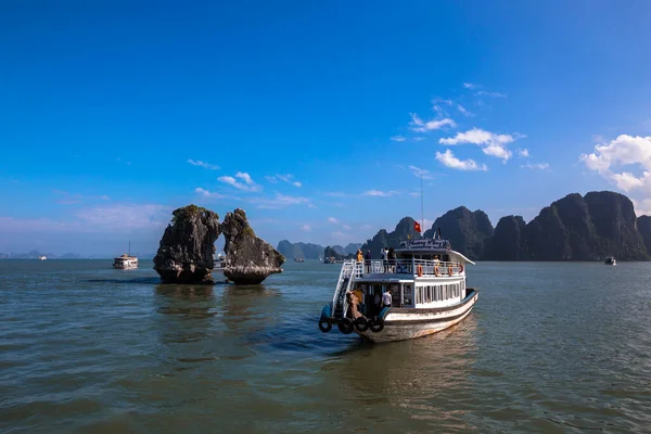 Kuzey Vietnam 'daki Unesco Kalesi. Zümrüt suları ve yağmur ormanlarıyla kaplı yüksek kireçtaşı adalarıyla tanınıyor.