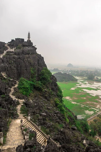 Ninh Binh, Tam Coc, Hanoi, Kuzey Vietnam yakınlarındaki tepeye kadar kısa bir yürüyüş yapan turistli bir varış noktası olan Mua tepesi manzarasını as.