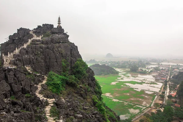 在越南北部河内Tam Coc的Ninh Binh附近 杭州的山顶风景是一个旅游景点 游客可以短距离徒步到达山顶 — 图库照片