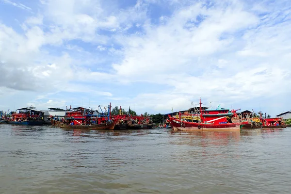 Bateau Pêche Long Une Rivière Lente Sous Ciel Bleu Nuageux — Photo