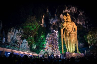 Thaipusam Thaipoosam Tamil 'de dolunayda Tamil halkı tarafından kutlanan bir festivaldir.  
