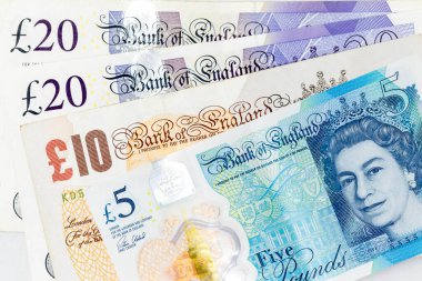 Çerçeveye yayılmış para birimi banknotları çeşitli değerlerde İngiliz sterlini