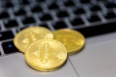 Bitcoin bir kripto para birimi ve dünya çapında ödeme sistemidir. Merkez bankası veya tek bir yönetici olmadan çalışan sistem, merkezi olmayan ilk dijital para birimidir..