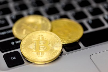 Bitcoin bir kripto para birimi ve dünya çapında ödeme sistemidir. Merkez bankası veya tek bir yönetici olmadan çalışan sistem, merkezi olmayan ilk dijital para birimidir..