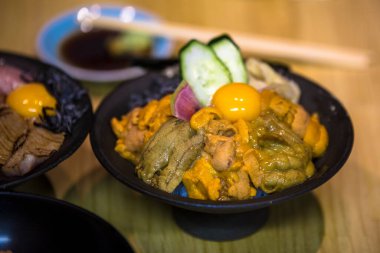 Tsukiji balık pazarı Tokyo Japonya, Japon çiğ balığı ve deniz kestanesi pirinç üzerine yayılmış.