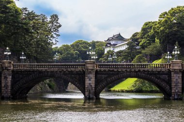 Tokyo 'daki İmparatorluk Sarayı bahçelerinden Seimon Demir Köprüsü' nün güzel ve büyüleyici manzarası.  