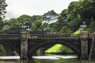 Tokyo 'daki İmparatorluk Sarayı bahçelerinden Seimon Demir Köprüsü' nün güzel ve büyüleyici manzarası.  
