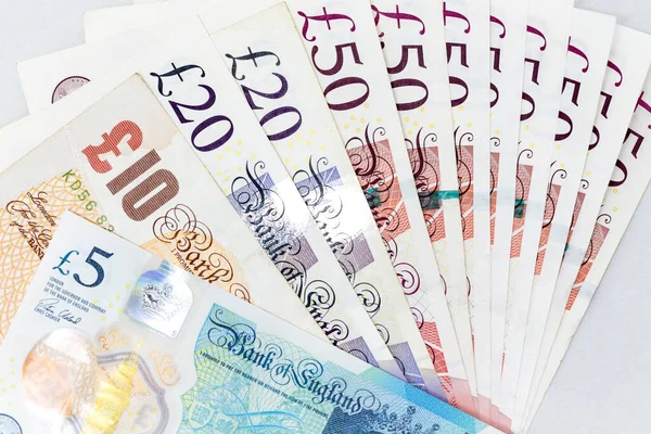 Çerçeveye yayılmış para birimi banknotları çeşitli değerlerde İngiliz sterlini