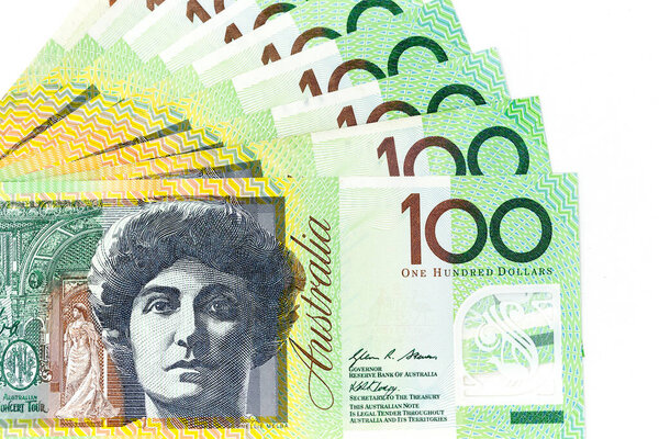 Валютные банкноты разбросанные по кадрам австралийского доллара в различных номиналах
