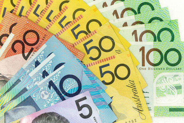 Валютные банкноты разбросанные по кадрам австралийского доллара в различных номиналах
