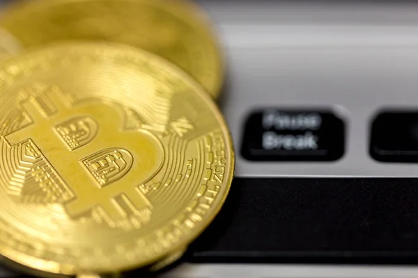 Bitcoin bir kripto para birimi ve dünya çapında ödeme sistemidir. Merkez bankası veya tek bir yönetici olmadan çalışan sistem, merkezi olmayan ilk dijital para birimidir..