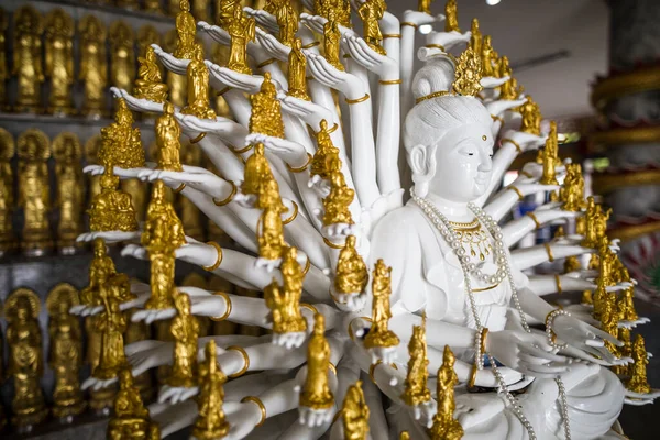 Statua Guanyin Dalle Mille Mani Oro Cappello Yai Thailandia Asia — Foto Stock