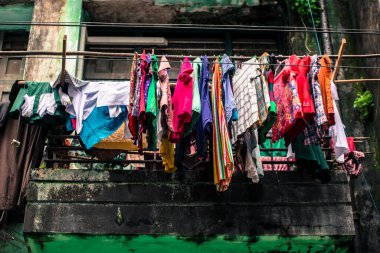 Yangon Myanmar Burma Güneydoğu Asya 'da Eski sömürge penceresinin dışında asılı ahşap mimari.