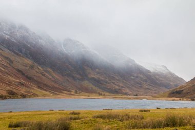 Glencoe yakınlarındaki İskoçya dağları, seyahat ve yürüyüş için güzel kış manzarası..