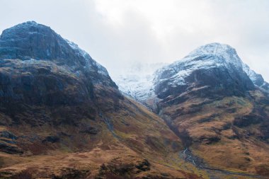 Glencoe yakınlarındaki İskoçya dağları, seyahat ve yürüyüş için güzel kış manzarası..