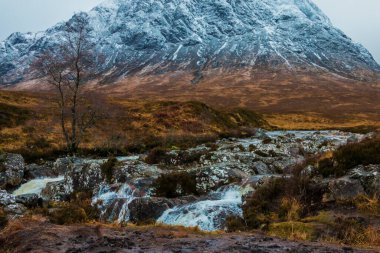 Glencoe yakınlarındaki İskoçya dağları, seyahat ve yürüyüş için güzel kış manzarası..