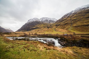 Glencoe yakınlarındaki İskoçya dağları, seyahat ve yürüyüş için güzel kış manzarası..