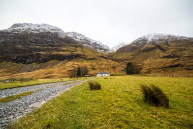 Glencoe yakınlarındaki İskoçya dağları, seyahat ve yürüyüş için güzel kış manzarası..