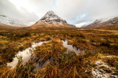 Glencoe yakınlarındaki İskoçya dağları, seyahat ve yürüyüş için güzel kış manzarası..