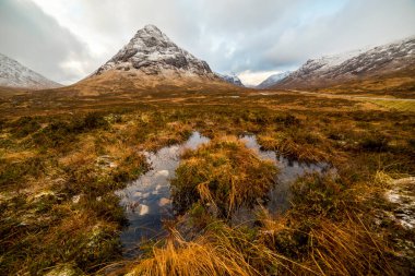 Glencoe yakınlarındaki İskoçya dağları, seyahat ve yürüyüş için güzel kış manzarası..
