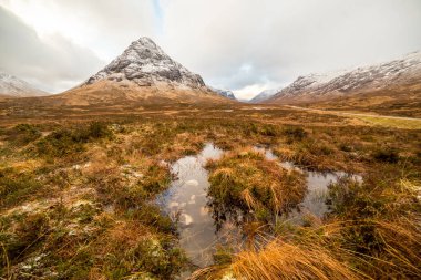 Glencoe yakınlarındaki İskoçya dağları, seyahat ve yürüyüş için güzel kış manzarası..