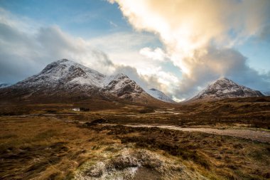 Glencoe yakınlarındaki İskoçya dağları, seyahat ve yürüyüş için güzel kış manzarası..