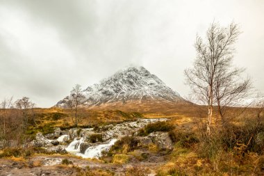 Glencoe yakınlarındaki İskoçya dağları, seyahat ve yürüyüş için güzel kış manzarası..