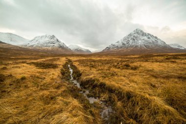 Glencoe yakınlarındaki İskoçya dağları, seyahat ve yürüyüş için güzel kış manzarası..