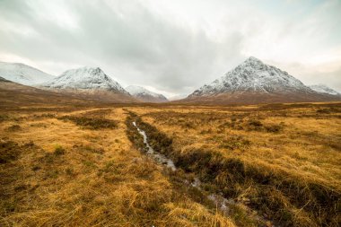 Glencoe yakınlarındaki İskoçya dağları, seyahat ve yürüyüş için güzel kış manzarası..