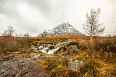 Glencoe yakınlarındaki İskoçya dağları, seyahat ve yürüyüş için güzel kış manzarası..