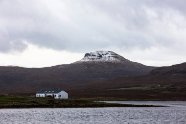 Neist Point Deniz Feneri ve yakınındaki manzarası İskoçya 'nın Skye Adası' nın batısında yer almaktadır..