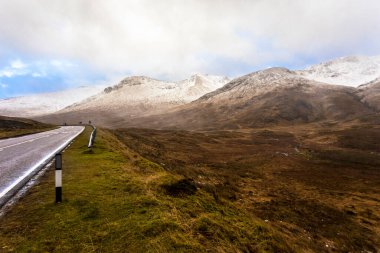 Kuzey İskoçya Birleşik Krallığı 'nın kuzeyindeki Skye Adası' ndaki kışın manzarası..