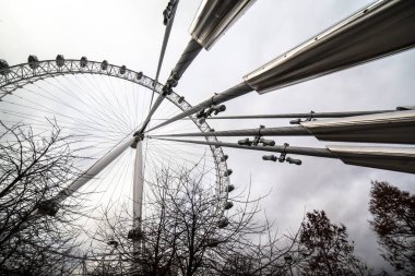 London Eye ya da Millennium Wheel, Thames Nehri 'nin güney kıyısında bulunan bir tekerdir..