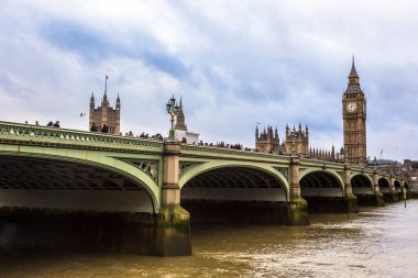 Big Ben, Londra 'daki Westminster Sarayı' nın kuzey ucundaki saatin Büyük Çanı 'nın takma adıdır ve genellikle saat ve saat kulesine atıfta bulunmak için uzatılır..