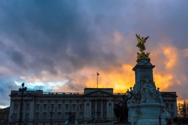 Buckingham Sarayı, St. James Park, Londra, İngiltere ve İngiltere 'ye uzanan The Mall caddesi boyunca inşa ediliyor..
