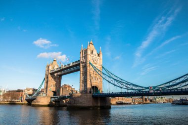 Tower Bridge, Londra 'da 1886 ve 1894 yılları arasında inşa edilmiş bir asma köprü. Köprü Thames Nehri 'ni geçer Londra Kulesi' ne yakın..