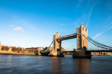 Tower Bridge, Londra 'da 1886 ve 1894 yılları arasında inşa edilmiş bir asma köprü. Köprü Thames Nehri 'ni geçer Londra Kulesi' ne yakın..