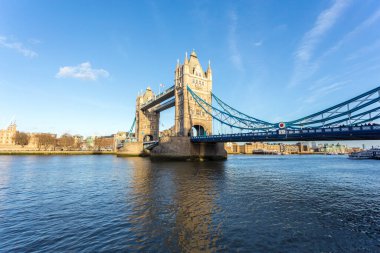 Tower Bridge, Londra 'da 1886 ve 1894 yılları arasında inşa edilmiş bir asma köprü. Köprü Thames Nehri 'ni geçer Londra Kulesi' ne yakın..