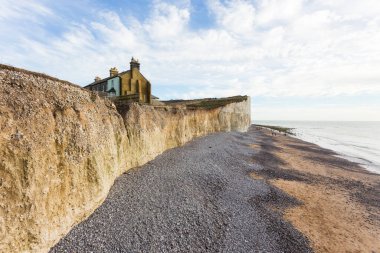 Seven Sisters, Manş Denizi 'nin kıyısında bir tebeşir uçurumu serisidir..