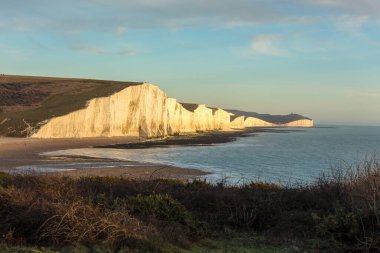 Seven Sisters, Manş Denizi 'nin kıyısında bir tebeşir uçurumu serisidir..