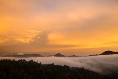 Genleşen dağlardan görülen sisli dağ bulutları