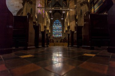 St Andrew Katedrali 'nde lekeli camlar, Sidney Anglikan Piskoposluğu' nun kilisesi Avustralya Anglikan Kilisesi 'nde..