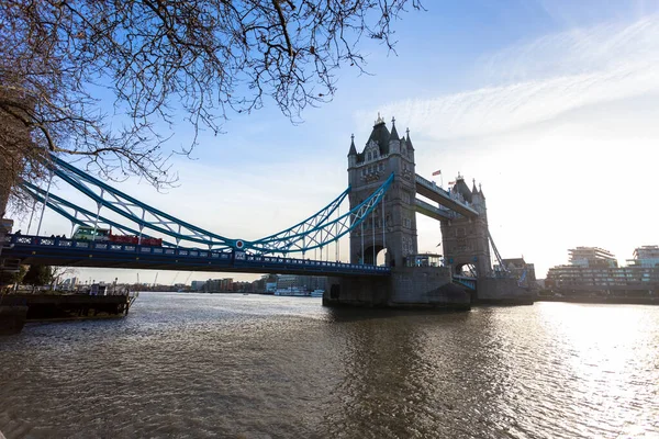 タワーブリッジ Tower Bridge 1886年から1894年にかけて建設されたロンドンの橋 橋はロンドン塔の近くのテムズ川を渡る — ストック写真