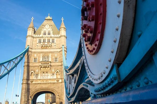 タワーブリッジ Tower Bridge 1886年から1894年にかけて建設されたロンドンの橋 橋はロンドン塔の近くのテムズ川を渡る — ストック写真