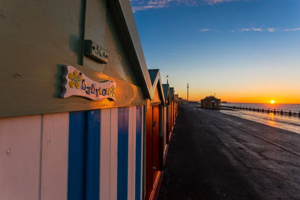 Brighton Πολύχρωμο Καλύβα Παραλία Σπίτι Κατά Μήκος Της Ακτής Του — Φωτογραφία Αρχείου