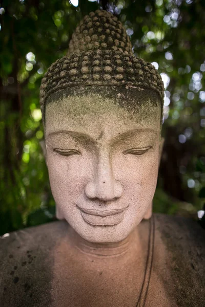 Scultura Buddha Con Retroilluminazione Dal Sole Attraverso Foglie Tenda Creando — Foto Stock