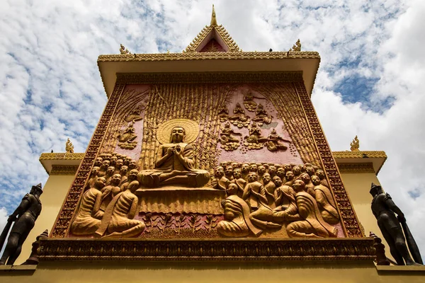 Ounalom塔 Ounalom Pagoda 是一座位于柬埔寨金边Sisowath码头的水塔 位于柬埔寨王宫附近 — 图库照片