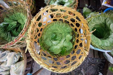 Betel yaprakları dairesel bir sepetle dizilmiş. 