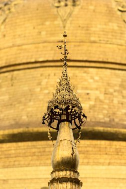 Shwedagon pagoda 'nın geleneksel tapınak mimarisi... Yangon Myanmar Güney Doğu Asya