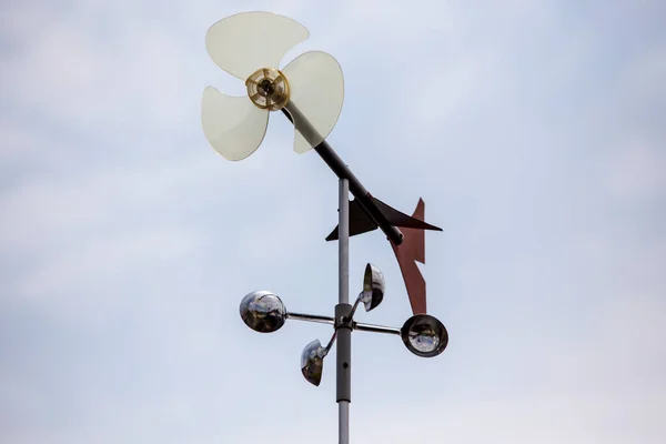 Wind speed and direction measuring tool attached to rooftop
